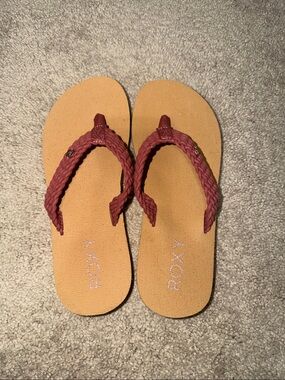 NWOT Roxy Tan Footbed Flip Flops with braided dark rose color  Straps